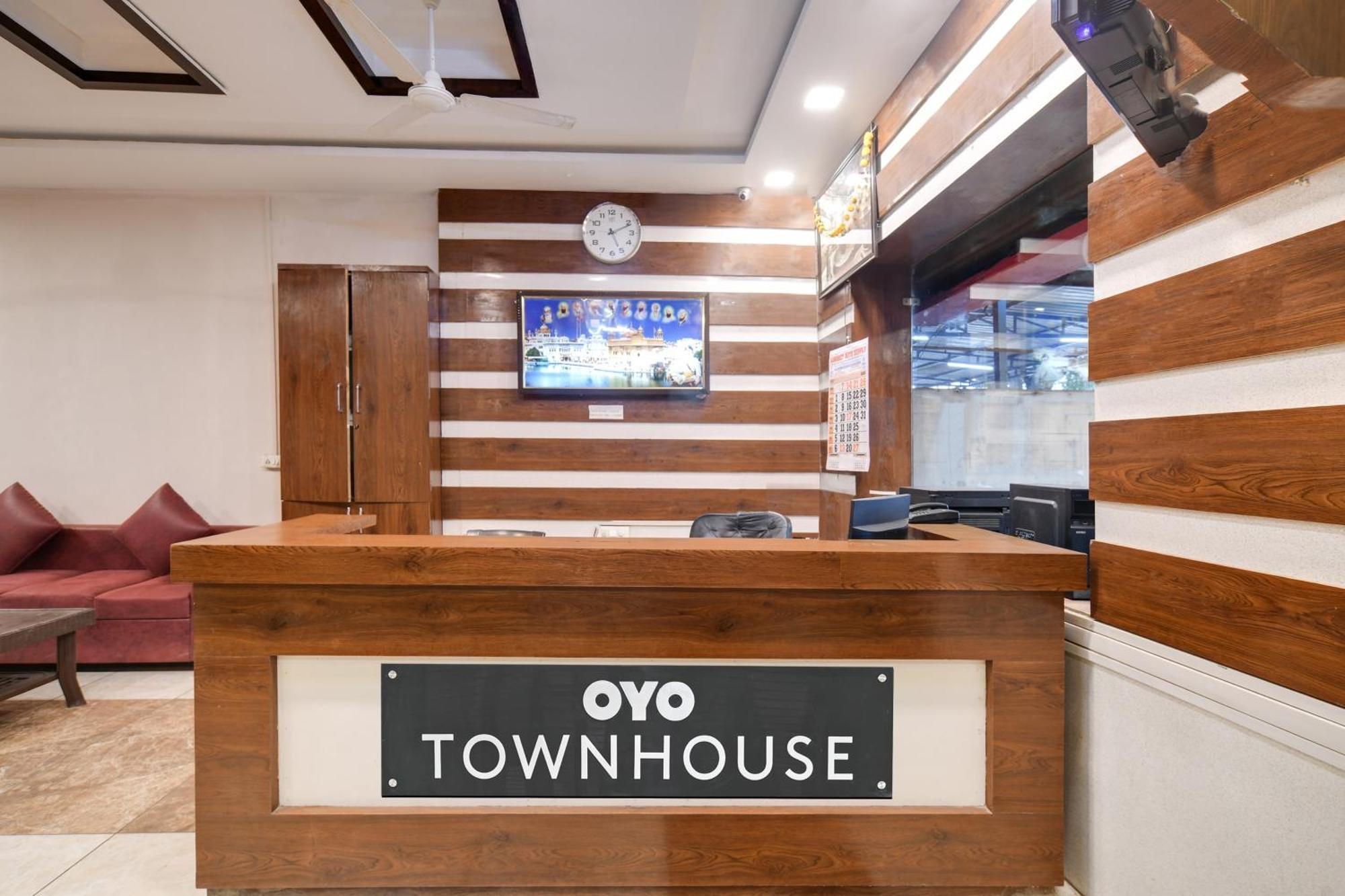 Townhouse Prime Stay Индор Екстериор снимка