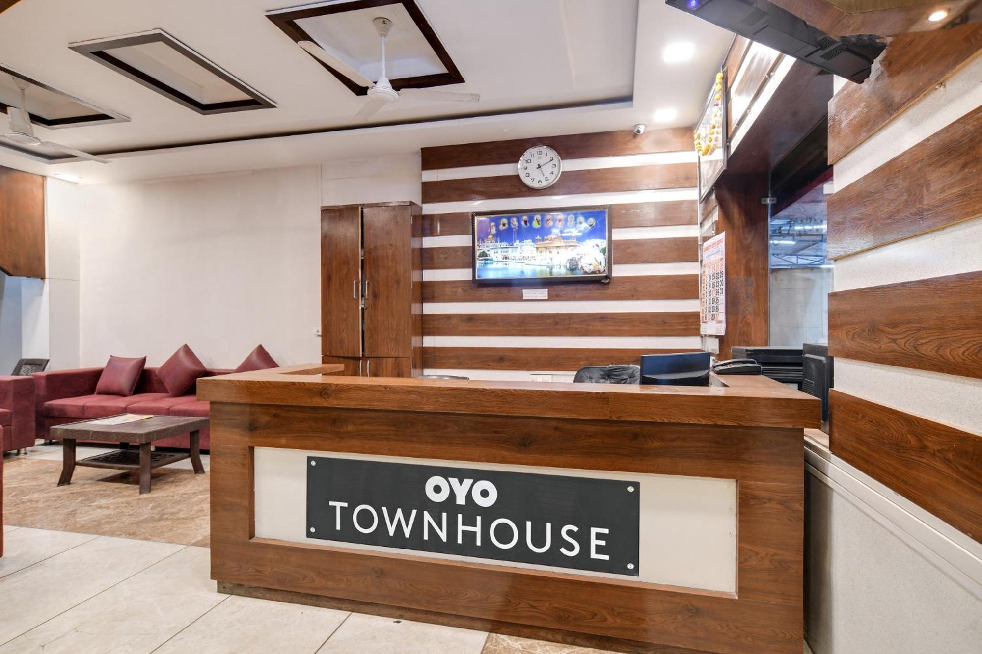 Townhouse Prime Stay Индор Екстериор снимка